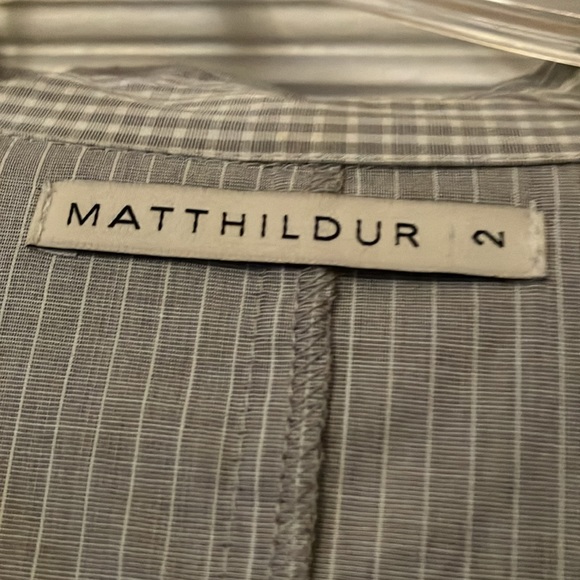 Unique matt hildur button with contrast fabrics and interesting multiple slits. - Picture 2 of 5